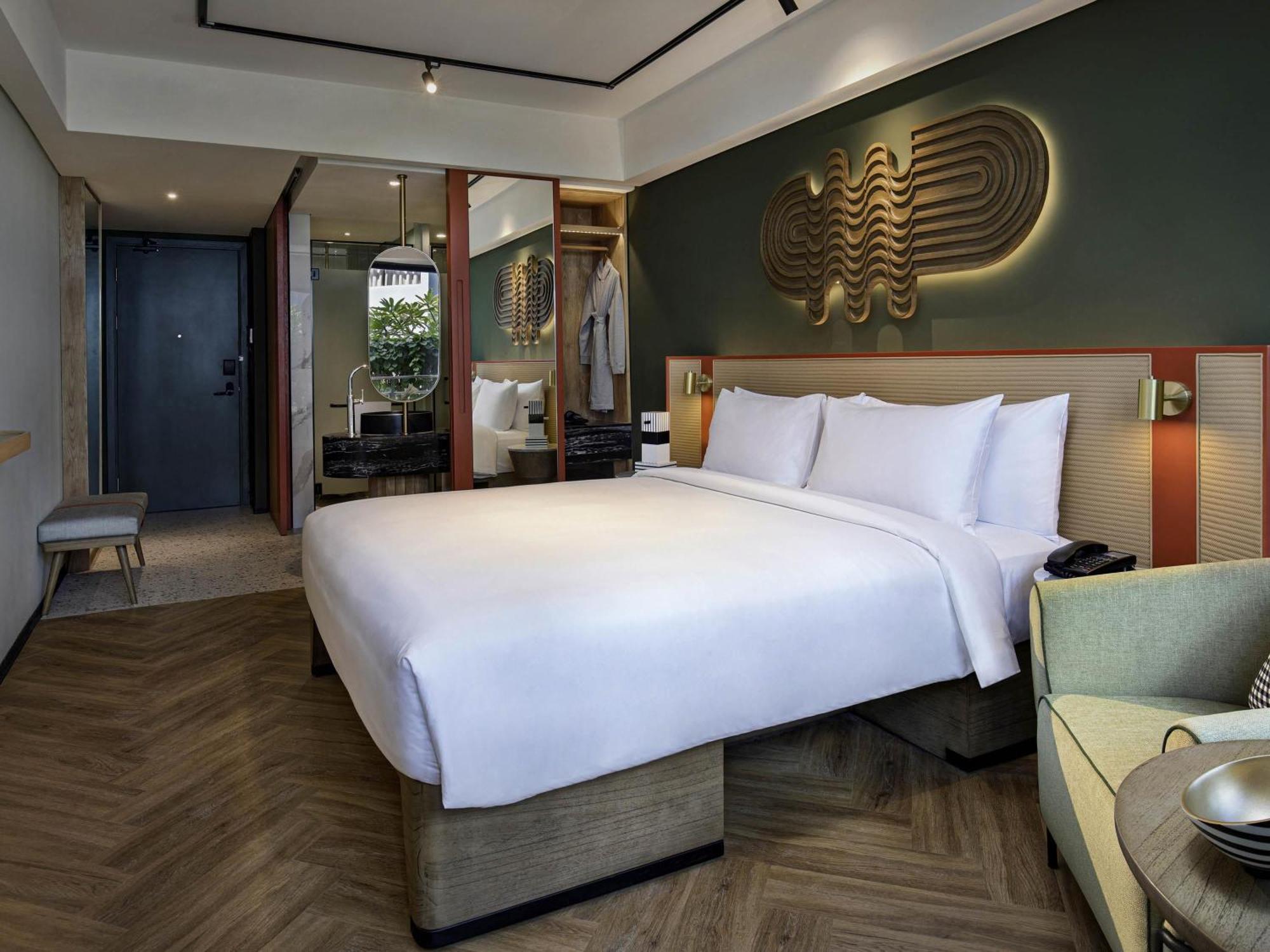 Comfort King Room with Balcony with Unlimited Self-Service Laundry